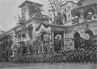 Menschenmenge erwartet die Ankunft des Herzogs und der Herzogin von York am Johnston Pier, Singapur, Illustration aus The King, 25. Mai 1901 von English Photographer